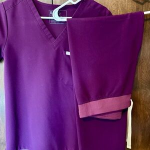 Figs women’s small deep purple set